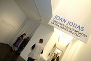 Timelines: transparències en una habitació fosca. Joan Jonas [Reportatge fotogràfic inauguració exposició]