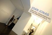 Timelines: transparències en una habitació fosca. Joan Jonas [Reportatge fotogràfic inauguració exposició]