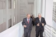 Signatura conveni de col·laboració entre Fundació MACBA i la Fundación AXA [Reportatge fotogràfic acte institucional]