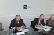 Signatura conveni de col·laboració entre Fundació MACBA i la Fundación AXA [Reportatge fotogràfic acte institucional]