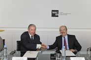 Signatura conveni de col·laboració entre Fundació MACBA i la Fundación AXA [Reportatge fotogràfic acte institucional]