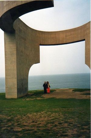 Exposicions de Joan Brossa a Espanya : escultura de Chillida a Gijón