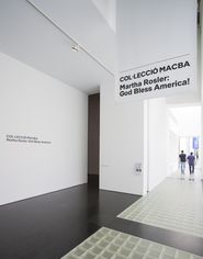 Col·lecció MACBA. Martha Rosler: God bless America [Reportatge fotogràfic exposició]