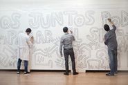 Tots junts podem parar la sida. Mural de Keith Haring [Reportatge fotogràfic procés de muntatge obra de Col·lecció]