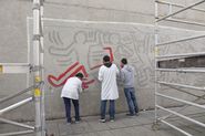 Tots junts podem parar la sida. Mural de Keith Haring [Reportatge fotogràfic procés de muntatge obra de Col·lecció]