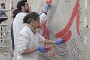 Tots junts podem parar la sida. Mural de Keith Haring [Reportatge fotogràfic procés de muntatge obra de Col·lecció]