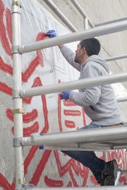 Tots junts podem parar la sida. Mural de Keith Haring [Reportatge fotogràfic procés de muntatge obra de Col·lecció]