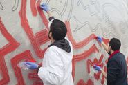 Tots junts podem parar la sida. Mural de Keith Haring [Reportatge fotogràfic procés de muntatge obra de Col·lecció]