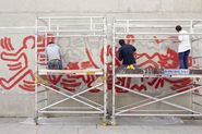 Tots junts podem parar la sida. Mural de Keith Haring [Reportatge fotogràfic procés de muntatge obra de Col·lecció]