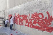 Tots junts podem parar la sida. Mural de Keith Haring [Reportatge fotogràfic procés de muntatge obra de Col·lecció]