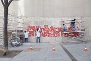 Tots junts podem parar la sida. Mural de Keith Haring [Reportatge fotogràfic procés de muntatge obra de Col·lecció]