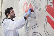 Tots junts podem parar la sida. Mural de Keith Haring [Reportatge fotogràfic procés de muntatge obra de Col·lecció]