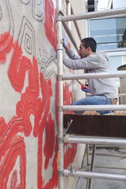 Tots junts podem parar la sida. Mural de Keith Haring [Reportatge fotogràfic procés de muntatge obra de Col·lecció]