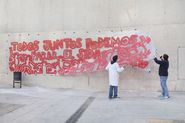 Tots junts podem parar la sida. Mural de Keith Haring [Reportatge fotogràfic procés de muntatge obra de Col·lecció]