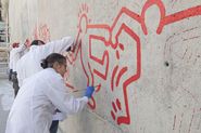 Tots junts podem parar la sida. Mural de Keith Haring [Reportatge fotogràfic procés de muntatge obra de Col·lecció]