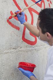 Tots junts podem parar la sida. Mural de Keith Haring [Reportatge fotogràfic procés de muntatge obra de Col·lecció]