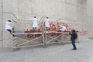 Tots junts podem parar la sida. Mural de Keith Haring [Reportatge fotogràfic procés de muntatge obra de Col·lecció]