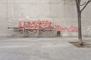 Tots junts podem parar la sida. Mural de Keith Haring [Reportatge fotogràfic procés de muntatge obra de Col·lecció]