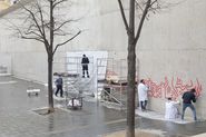 Tots junts podem parar la sida. Mural de Keith Haring [Reportatge fotogràfic procés de muntatge obra de Col·lecció]