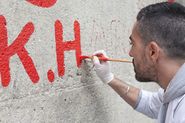 Tots junts podem parar la sida. Mural de Keith Haring [Reportatge fotogràfic procés de muntatge obra de Col·lecció]