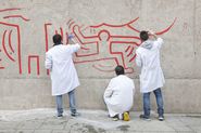 Tots junts podem parar la sida. Mural de Keith Haring [Reportatge fotogràfic procés de muntatge obra de Col·lecció]