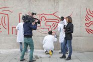 Tots junts podem parar la sida. Mural de Keith Haring [Reportatge fotogràfic procés de muntatge obra de Col·lecció]