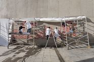 Tots junts podem parar la sida. Mural de Keith Haring [Reportatge fotogràfic procés de muntatge obra de Col·lecció]