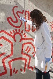 Tots junts podem parar la sida. Mural de Keith Haring [Reportatge fotogràfic procés de muntatge obra de Col·lecció]