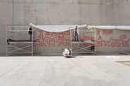 Tots junts podem parar la sida. Mural de Keith Haring [Reportatge fotogràfic procés de muntatge obra de Col·lecció]