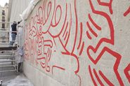 Tots junts podem parar la sida. Mural de Keith Haring [Reportatge fotogràfic procés de muntatge obra de Col·lecció]