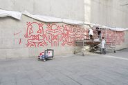 Tots junts podem parar la sida. Mural de Keith Haring [Reportatge fotogràfic procés de muntatge obra de Col·lecció]