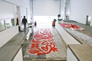 Tots junts podem parar la sida. Mural de Keith Haring [Reportatge fotogràfic procés de muntatge obra de Col·lecció]