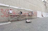 Tots junts podem parar la sida. Mural de Keith Haring [Reportatge fotogràfic procés de muntatge obra de Col·lecció]