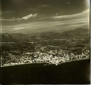 [Fotografia aèria de la costa de Benidorm] [full de contacte 17]