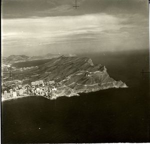 [Fotografies aèries de la costa de Benidorm] [fulls de contacte 21 i 22]