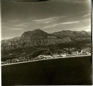 [Fotografies aèries de la costa de Benidorm] [fulls de contacte 23 i 24]