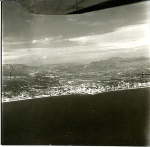 [Fotografies aèries de la costa de Benidorm] [fulls de contacte 31 i 32]