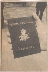 [Un retall de premsa il·lustrat amb una fotografia d'una mà estesa mostrant un passaport dels Països Catalans]