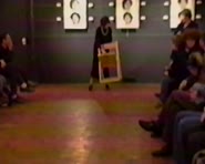 [Enregistrament audiovisual de la performance d'Esther Ferrer presentada a la inauguració de l'exposició "Le livre du sexe/Le livre des têtes" al Centre international de poésie Marseille (CIPM) l'any 1998]