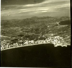 [Fotografies aèries de la costa de Benidorm] [fulls de contacte 11 i 12]