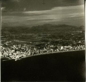 [Fotografies aèries de la costa de Benidorm] [fulls de contacte 19 i 20]