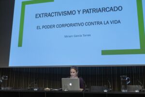 Extractivisme i patriarcat. El poder corporatiu en guerra contra la vida -- Cap a una nova imaginació ecosocial. Narratives i transicions davant la crisi de civilització. Seminari PEI Obert [Reportatge fotogràfic activitat]