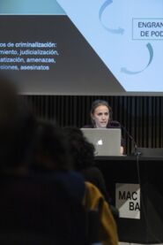 Extractivisme i patriarcat. El poder corporatiu en guerra contra la vida -- Cap a una nova imaginació ecosocial. Narratives i transicions davant la crisi de civilització. Seminari PEI Obert [Reportatge fotogràfic activitat]