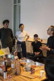 Veganisme popular, performativitats fagocitadores i transformació social -- Autogestió porca: Trobada de col·lectius queer autogestionats. Seminari PEI obert [Reportatge fotogràfic activitat]