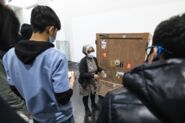 Visita a l'exposició "Teresa Lanceta. Teixir com a codi obert" -- Els oficis del Raval [Reportatge fotogràfic activitat]